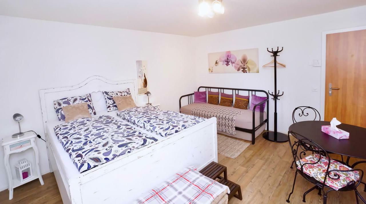 Cave Du Treyblanc Bed & Breakfast Luins Екстериор снимка
